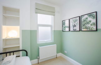 Photo 2 - Stylish & Modern 3 Bed Flat in NW London With Garden