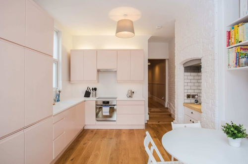 Photo 12 - Stylish & Modern 3 Bed Flat in NW London With Garden