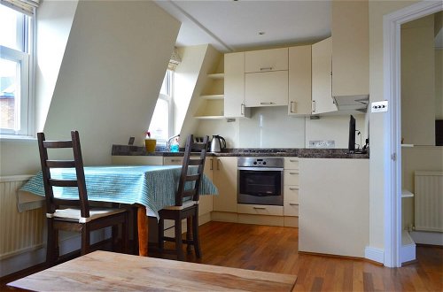 Photo 8 - Lovely Top Floor Flat in Leafy Fulham