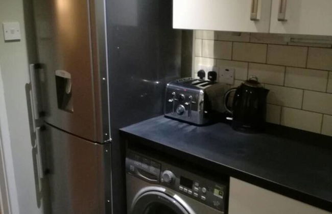 Flat - Sleeps 4 - Parking - Close to Airport - Photo 6