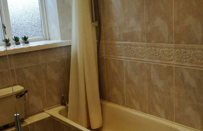 Flat - Sleeps 4 - Parking - Close to Airport - Photo 12
