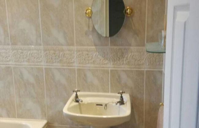 Flat - Sleeps 4 - Parking - Close to Airport - Photo 11