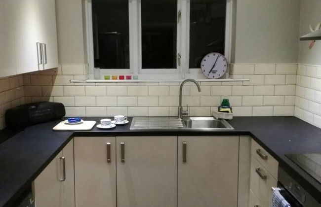 Flat - Sleeps 4 - Parking - Close to Airport - Photo 5