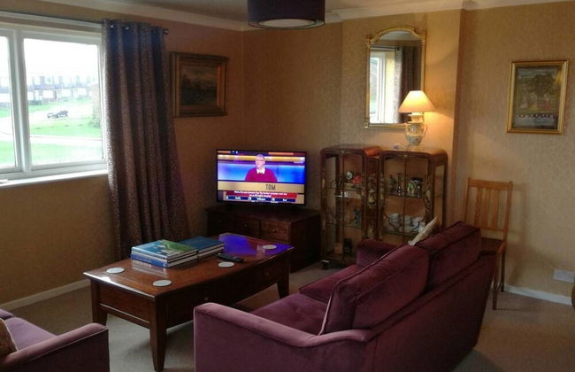 Flat - Sleeps 4 - Parking - Close to Airport - Photo 1