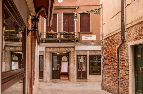 Photo 31 - Ca' Barbo Romantic Apartment in Venice