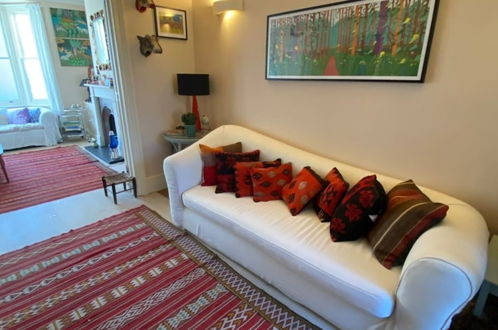 Photo 4 - Delightful 2BD Cottage-chic House Hammersmith