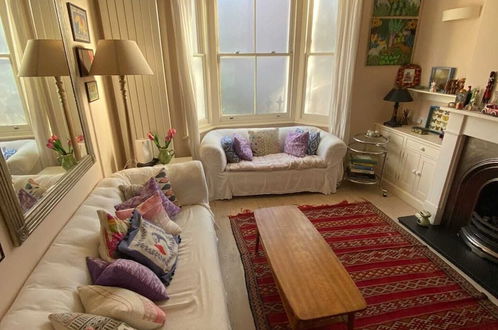 Photo 8 - Delightful 2BD Cottage-chic House Hammersmith