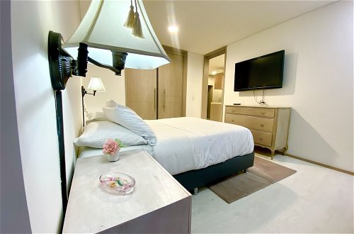 Foto 3 - Luxurious Suite With Private Pool in Proximity to the Airport