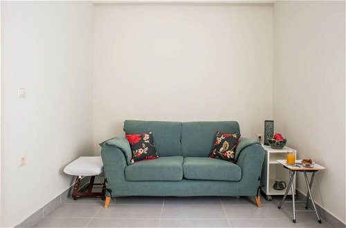 Foto 25 - Fine Homey Cosy Apartment With Patio Near Metro