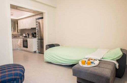 Foto 23 - Fine Homey Cosy Apartment With Patio Near Metro