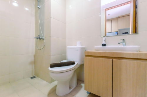 Foto 11 - Best Deal And Cozy Studio Oasis Cikarang Apartment