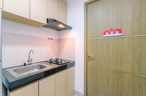 Foto 8 - Best Deal And Cozy Studio Oasis Cikarang Apartment