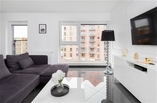 Photo 32 - Lux 3 Bedroom Flat by Renters Prestige