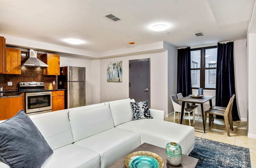 Photo 4 - Spacious 1BD Apt in the Heart of City