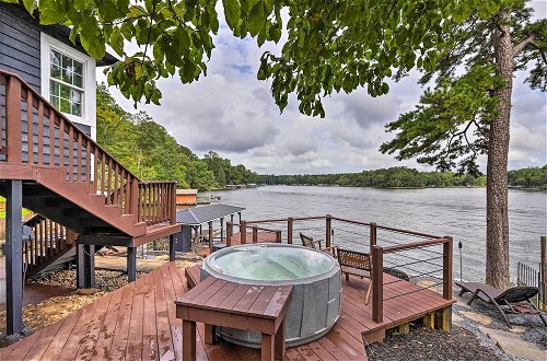Photo 18 - Waterfront Gem on Lake Sinclair With Boat Dock