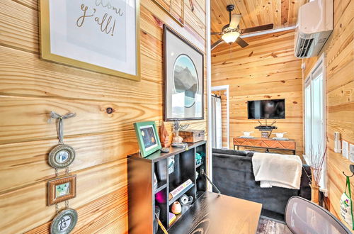 Foto 5 - Newly Built Morganton Tiny Home w/ Deck