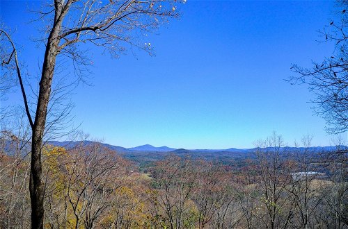 Foto 2 - Quiet Mountain Getaway w/ Deck + Sweeping Views