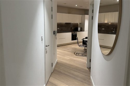 Photo 23 - Docklands Stunning 2 bed Apartment London