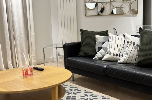 Photo 21 - Docklands Stunning 2 bed Apartment London