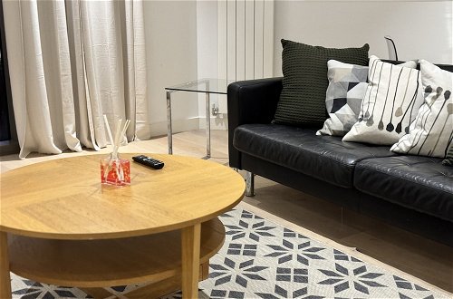 Photo 14 - Docklands Stunning 2 bed Apartment London