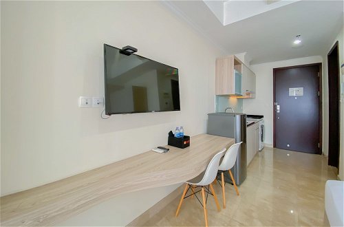 Photo 24 - Good Choice And Elegant Studio Menteng Park Apartment