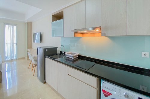Photo 11 - Good Choice And Elegant Studio Menteng Park Apartment