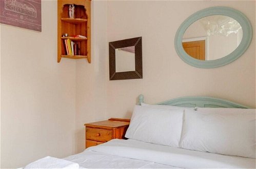 Photo 7 - Charming 1BD Retreat With Garden Area, Greenwich