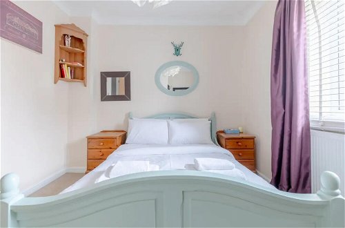 Photo 2 - Charming 1BD Retreat With Garden Area, Greenwich