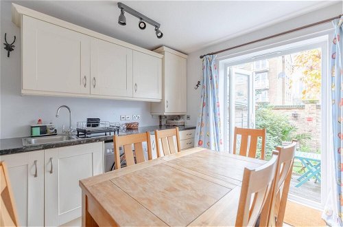 Photo 11 - Charming 1BD Retreat With Garden Area, Greenwich