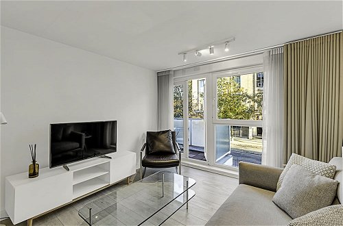 Photo 12 - Urban Charm: Chelsea Apartment With a City View