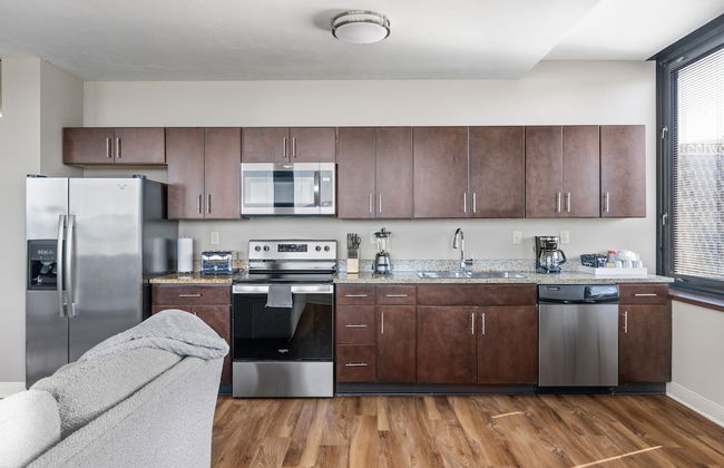 Sleek 2BR Downtown Retreat with Gym - Foto 17