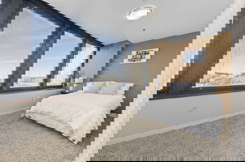 Foto 4 - Sleek 2BR Downtown Retreat with Gym