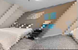 Foto 3 - Sleek 2BR Downtown Retreat with Gym