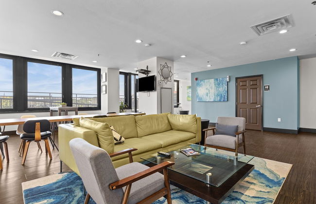 Sleek 2BR Downtown Retreat with Gym - Foto 45