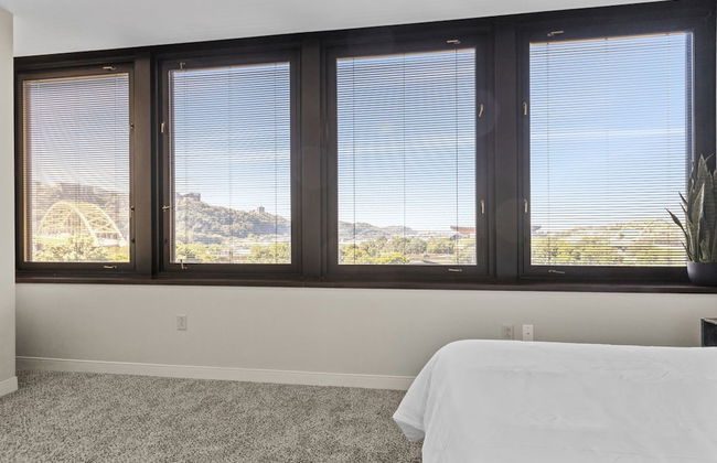 Sleek 2BR Downtown Retreat with Gym - Foto 1