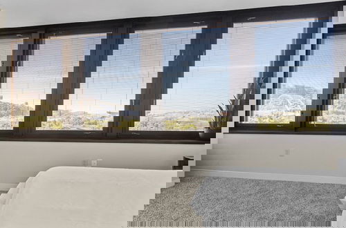 Foto 1 - Sleek 2BR Downtown Retreat with Gym