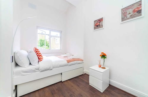 Photo 3 - Radiant and Roomy 2BD Flat - Fulham