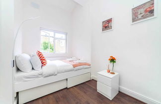 Photo 3 - Radiant and Roomy 2BD Flat - Fulham