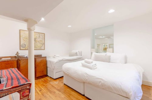 Photo 5 - Enchanting 1BD Flat With Garden, Knightsbridge