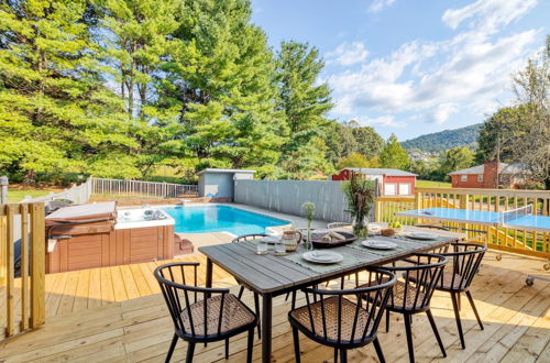 Foto 2 - Ridge Valley by Avantstay Upscale Asheville Escape w/ Pool