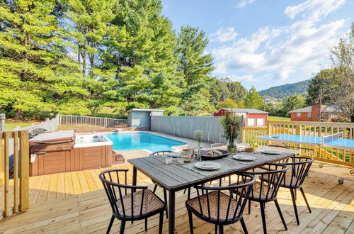 Photo 18 - Ridge Valley by Avantstay Upscale Asheville Escape w/ Pool