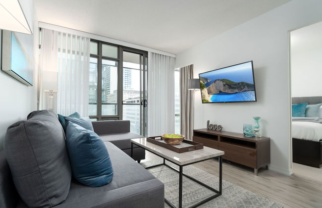 Modern Condo in Financial District - Photo 16