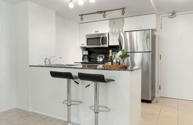 Modern Condo in Financial District - Photo 14