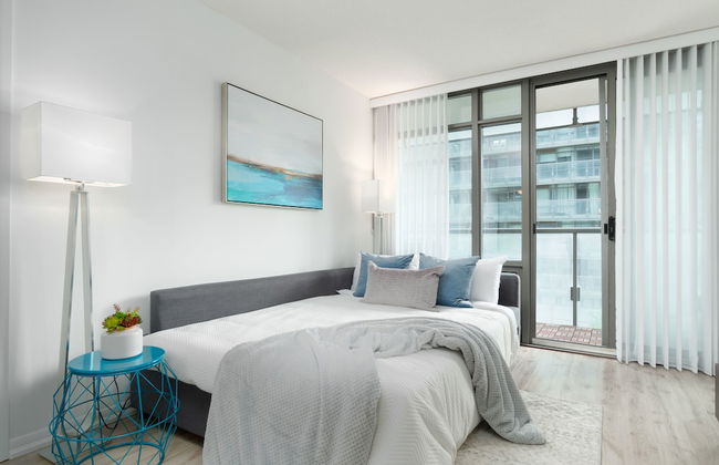 Modern Condo in Financial District - Photo 12