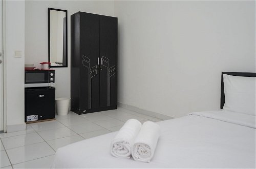 Foto 10 - Comfort Studio No Kitchen Apartment At Aeropolis Residence