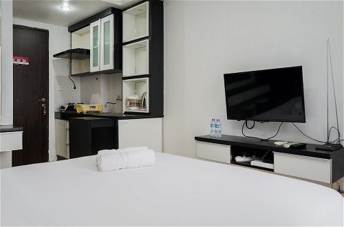 Foto 4 - Simply Monochrome And Minimalist Studio At Serpong Greenview Apartment
