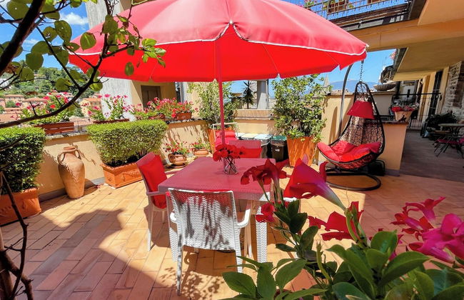 Central Spoleto Apartment With Large Sunny Terrace With Views - Foto 1