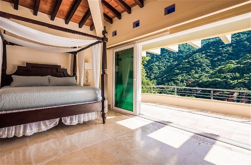 Foto 27 - Luxury Beach Frontage Villa For Rent