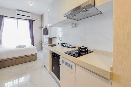 Photo 12 - Stunning And Nice Studio At Sky House Bsd Apartment