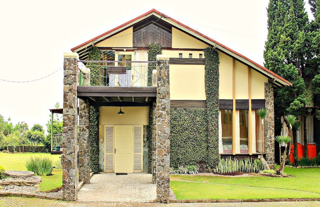 De Villa Istana Bunga by HouseinBandung - Foto 1